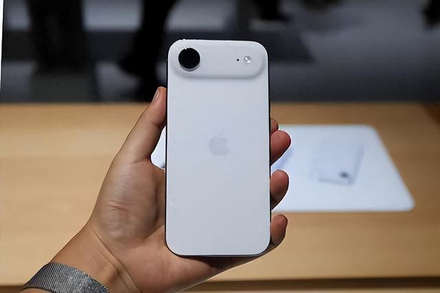 库克尴尬了，iPhone上的三次创新：小、大、薄，都要失败了