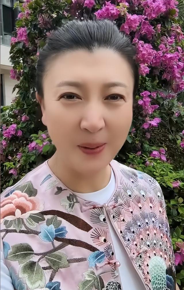 闫学晶事件再升级！官媒下场发文锐评，言辞犀利	，句句直戳她心窝