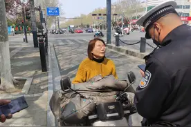 “机动车道宽敞，我走机动车道！”连云港交警严查骑乘电动自行车违法行为图片