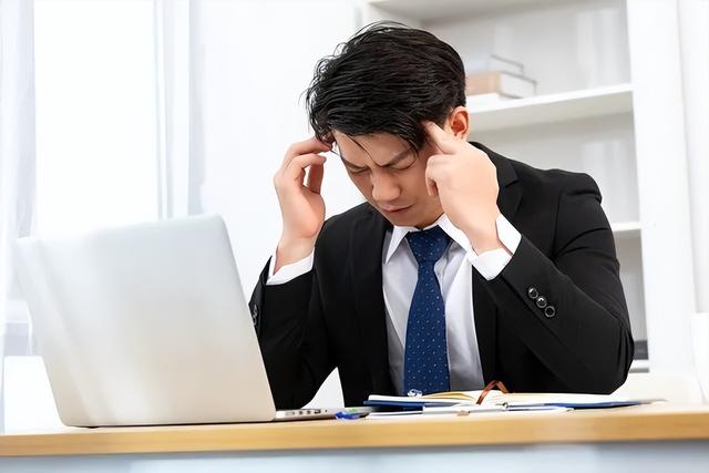 颈椎病竟会引发头晕头痛？医生：这3种头痛要警惕，别只怪脑子！