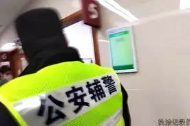 老人摔倒突发脑梗，一个小举动赢得黄金抢救时间，转扩！图片
