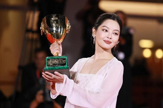 辛芷蕾威尼斯封后背后