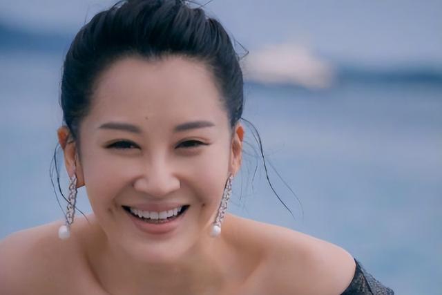 她一生“风流成性、老少通吃”，撩汉无数，至今54岁却依旧单身