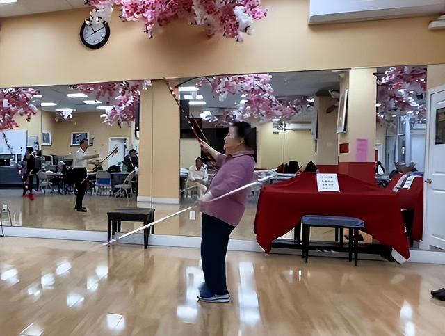 吃里扒外，永不回国？她带领30名演员选择留美，如今年过花甲归来