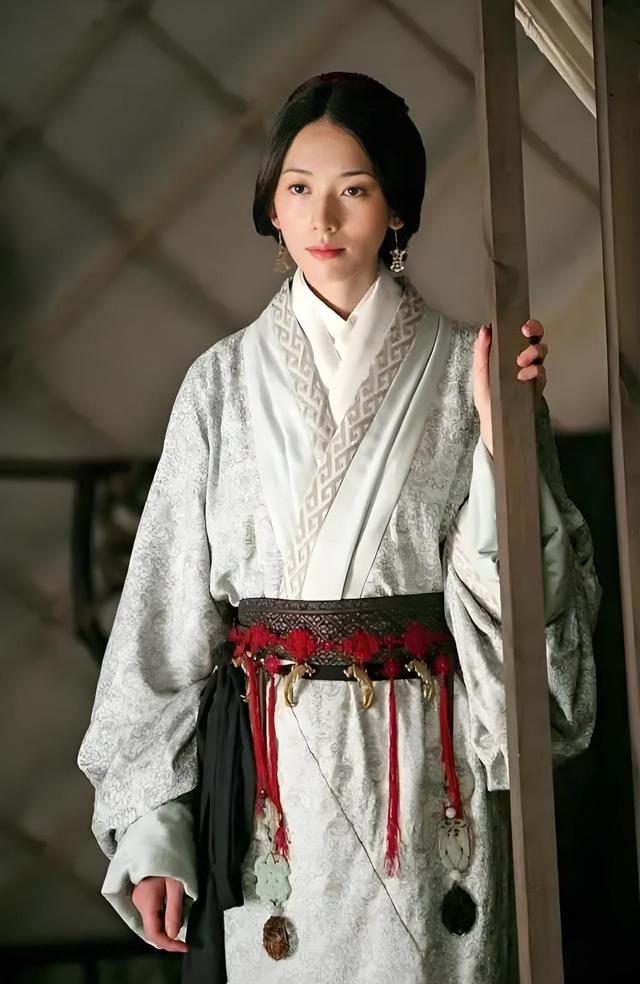 乱世女王：以血还血，在烽火中炼就传奇