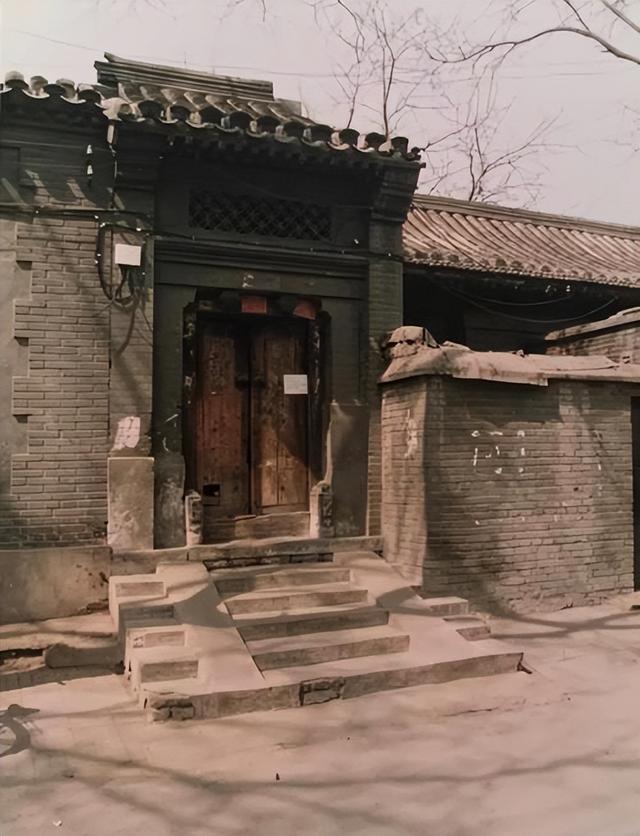 舅舅96年坐牢前买下京城5栋四合院，十年后出狱一看，当场懵了