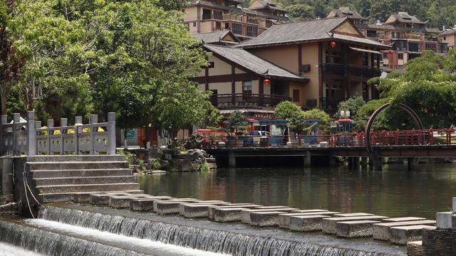 云南宝藏森林城市，温泉瀑布，苗寨古村，昆明动车直达