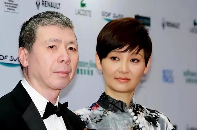 徐帆不再隐忍，高调回应和冯小刚离婚传闻，16字回应字字扎心