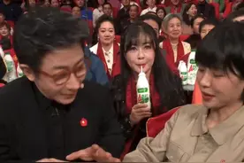 春晚在刘谦身后喝奶的女孩回应走红：刘谦的魔术没火，我火了图片