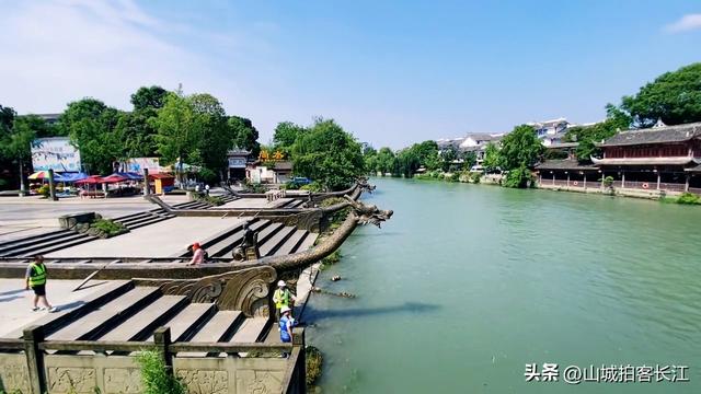 成都漂亮的水乡古镇，距市区仅22公里，享有“小都江堰”美誉！
