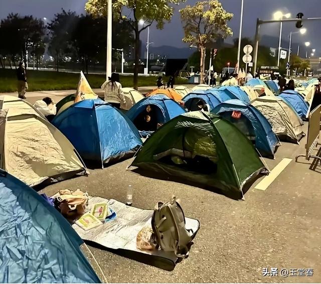 人山人海只看不买，年轻人报复性白嫖，景区赚不到钱了？