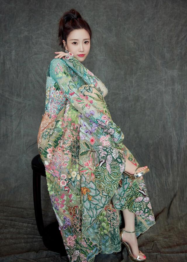 张纯烨另一个外号叫做脚神，看到写真才知道外号名不虚传，太美了