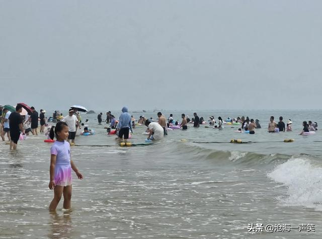波涛滚滚，滚滚浪花，浪声阵阵，陶醉其中，抓住大海，海边畅游