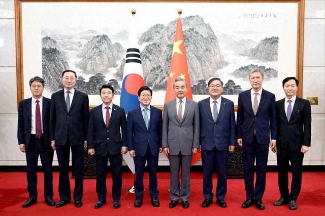 韩国特使团抵达北京，下飞机的第一句话不简单，中方回应很干脆