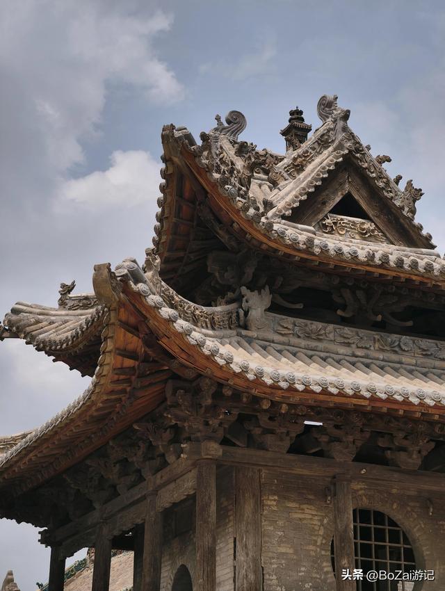 窄巷闯进城隍庙，古柏广场豁然开朗，压缩美学惊艳