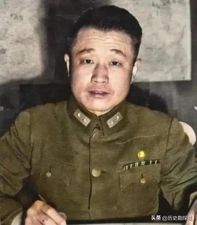1981年，杜聿明的葬礼上，女儿杜致礼和杨振宁的留影，悲痛难掩！