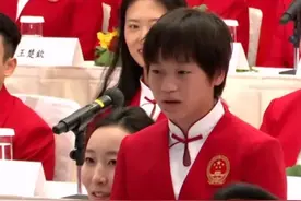 被点名，全红婵站起来回答问题，像被老师抓包，笑坏前排的局长！图片