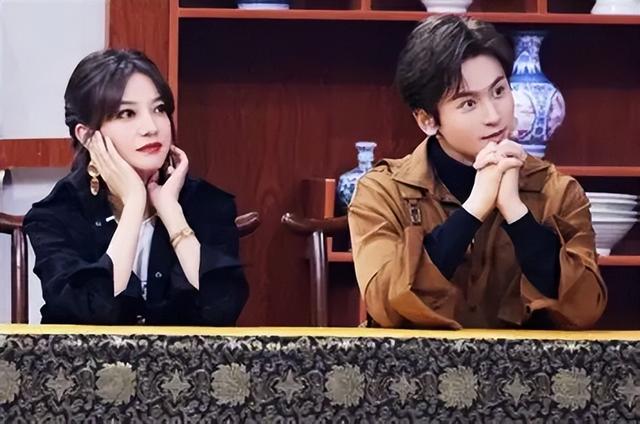 不是黄晓明！也不是马云！如今替赵薇收拾烂摊子的，竟是这个男人