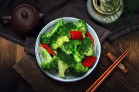 不吃油能减肥降脂吗？天天吃白煮菜：健康与瘦身的天平如何平衡图片