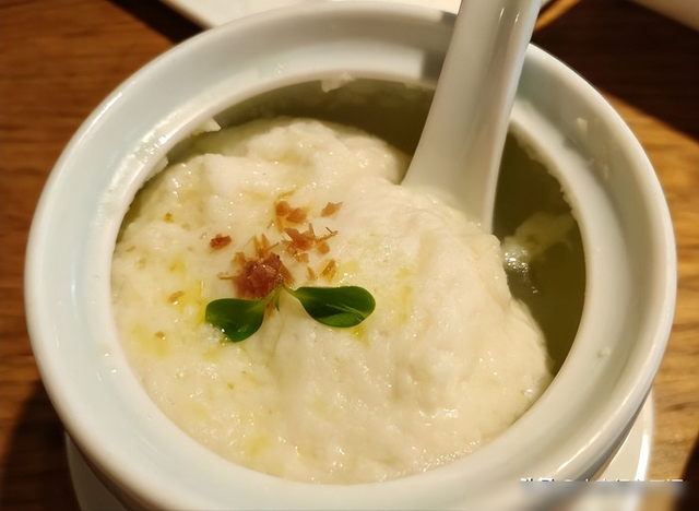 四川女生邀请3个闺蜜聚会，全是川菜，上菜后发现竟然没有辣椒