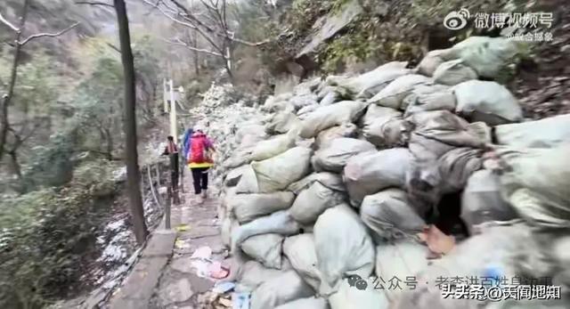 陕西华阴华山景区垃圾“围城”毁名山，华山景区该醒醒了