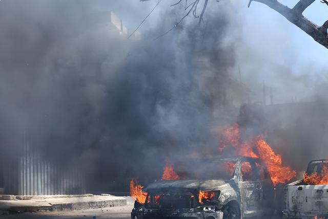 死伤不明！美军再次不宣而战，20架战机投下近百炸弹