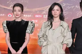 大花斗艳：赵丽颖玩性感，汤唯风衣抢镜，52岁李冰冰凭啥站C位？图片