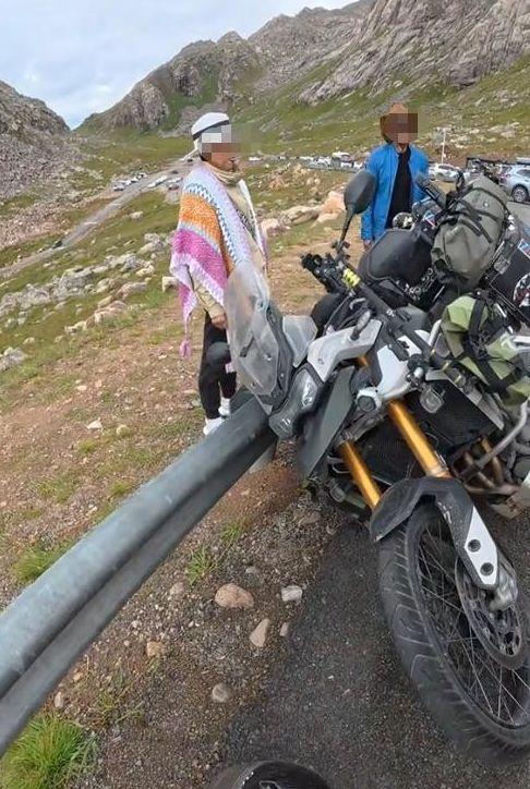 东北大姨进藏旅游，私骑路边价值20万摩托，翻车后 逃逸拉黑车主