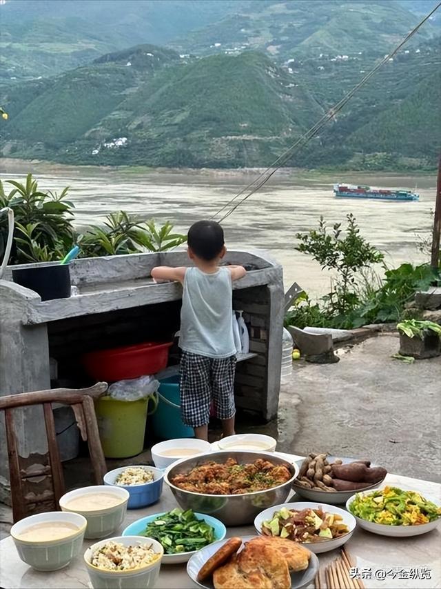 别再抱怨生活平淡！你家那点柴米油盐，藏着千万流量的"情绪炸弹"