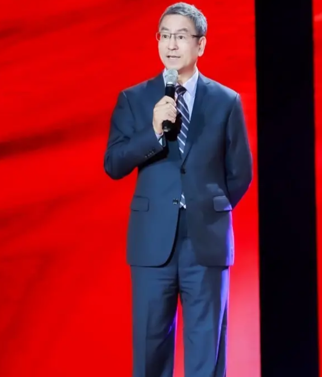 敬一丹没想到，“最快女护士	”仅一句话就让老搭档白岩松口碑暴涨