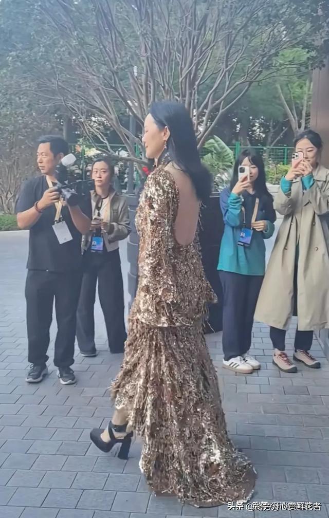 实话实说,演员咏梅这裙子太难看了,太不适合她了 后面露得太多了