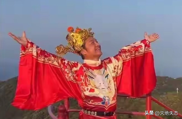 落难的凤凰不如鸡，这些沦落到给景区打工的明星，一个比一个心酸