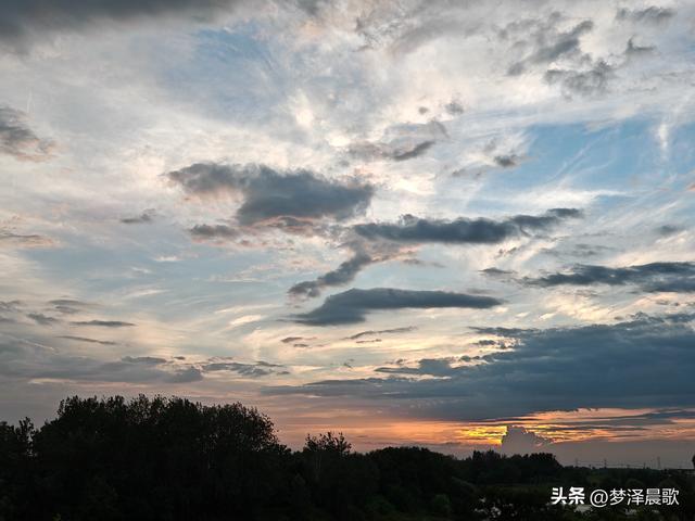湖北云梦：天工挥彩绘就"霞光巨人"奇观