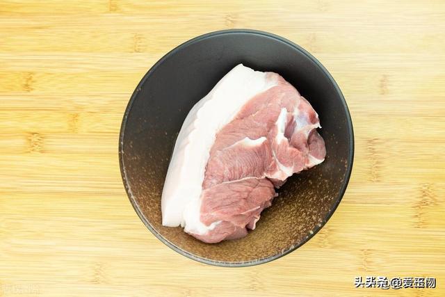 不管做什么炒肉，都别直接下锅炒，教你正确做法，肉香不腥也不柴