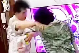 夫妻边带娃边热舞，丈夫舞姿比妻子还专业，没想到竟是性情中人！图片