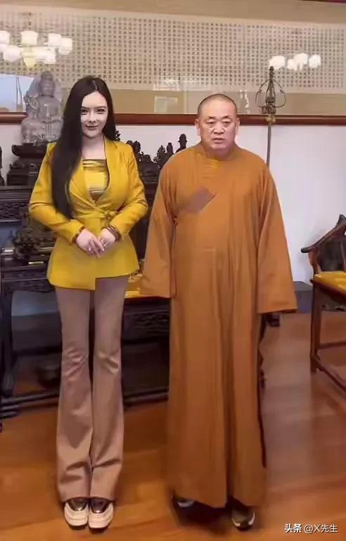 释永信与95后美女合影，对方长得漂亮，身材火辣，大长腿抢镜