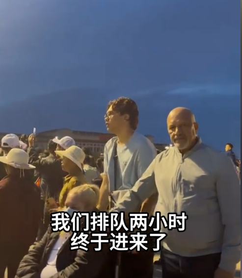 奇娜父母看升旗没哭，看完毛主席却崩溃暴哭，没想到被一小吃治愈