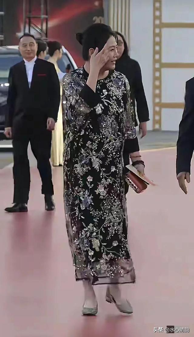 天哪，曾经的最美潘金莲王思懿现在也成了胖大婶了，55岁不婚不育