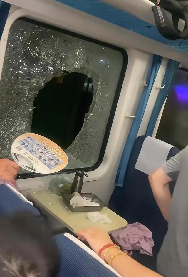 青海机场惊魂3分钟，乘客砸窗逃生，缺氧晕倒，机场回应惹众怒