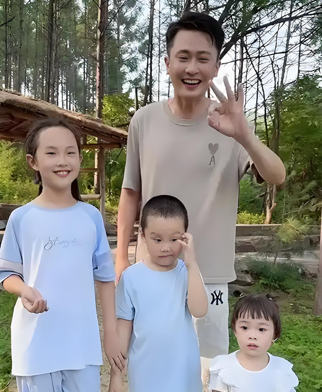 央视主持人“翻车了”！带妻女国外旅游高调炫耀生活，被网友骂惨
