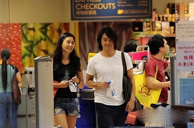 21岁拍三级，30岁被出轨，38岁嫁大佬，如今52岁没孩子也被宠成宝