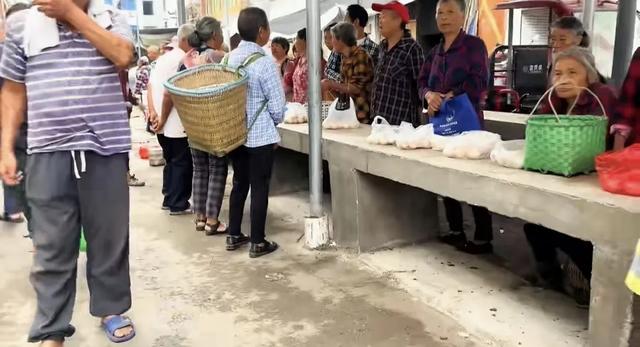 四川山村小镇赶场的真实景象，70后看了是什么感觉？