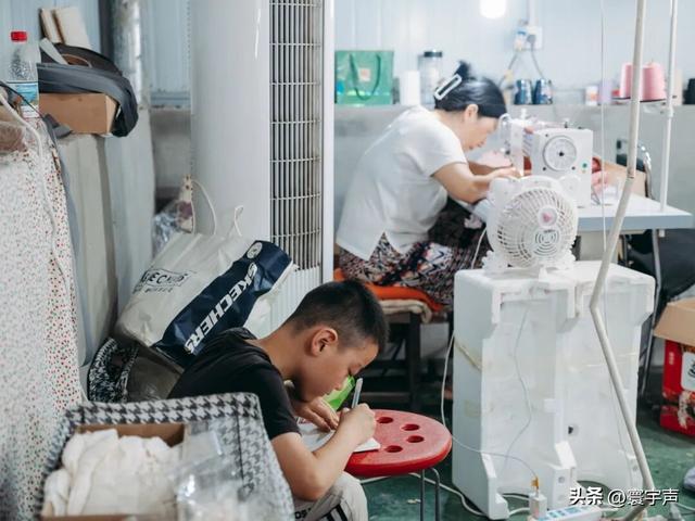 潮玩娃衣火了！河南宝妈靠缝纫机挣彩礼，工价透明不欠薪