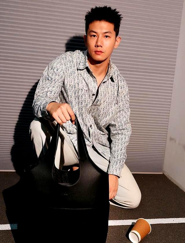 为什么劝你多背“托特包”，看上海男人就懂了，简约低调又有格调
