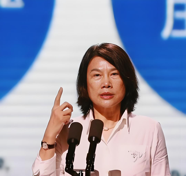 71岁董明珠永不退休：她挣脱了国资枷锁，却给格力套上更沉重镣铐