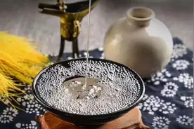 突然发高烧，用白酒擦拭身体靠谱吗？想快速退烧，牢记这4个方法图片