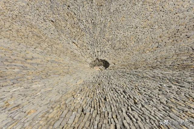 雨补鲁，天坑里的600年古村落，至今仅有一条路进出！
