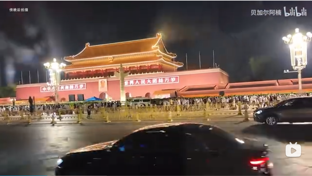 老外到北京看升国旗：穿越30年时空，重写《共和国的早晨》