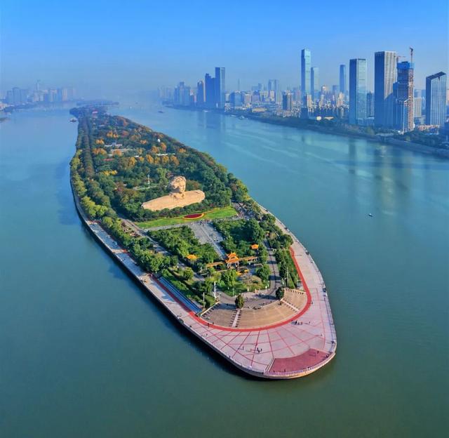 橘子洲，又见橘红染湘江