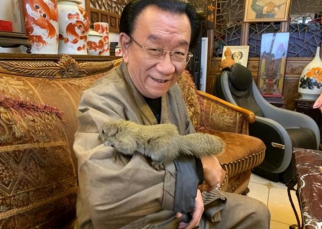 79岁侯耀华晚年凄凉！独居北京无保姆照料，家里脏乱差环境寒酸